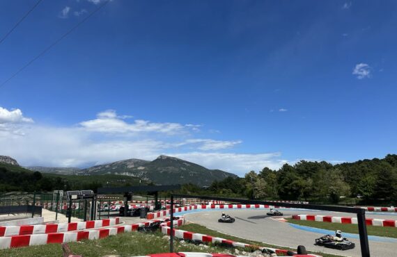 Au cœur de l’arrière-pays niçois, Fun Kart au Bar-sur-Loup propose trois circuits de karting en plein air adaptés aux enfants, débutants et pilotes confirmés. Sur huit hectares de nature, ce complexe proche de Nice, Cannes et Antibes conjugue vitesse, sensations et grand bol d’air frais (circuits)