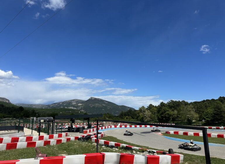 Au cœur de l’arrière-pays niçois, Fun Kart au Bar-sur-Loup propose trois circuits de karting en plein air adaptés aux enfants, débutants et pilotes confirmés. Sur huit hectares de nature, ce complexe proche de Nice, Cannes et Antibes conjugue vitesse, sensations et grand bol d’air frais (circuits)