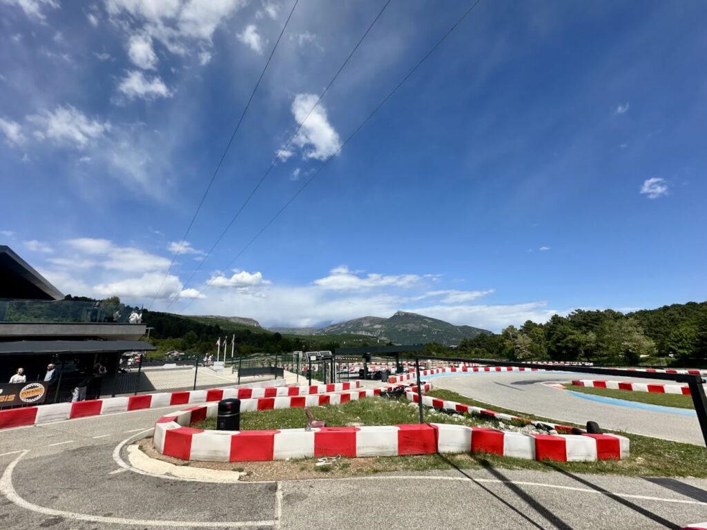 Au cœur de l’arrière-pays niçois, Fun Kart au Bar-sur-Loup propose trois circuits de karting en plein air adaptés aux enfants, débutants et pilotes confirmés. Sur huit hectares de nature, ce complexe proche de Nice, Cannes et Antibes conjugue vitesse, sensations et grand bol d’air frais (bâtiment acceuil)