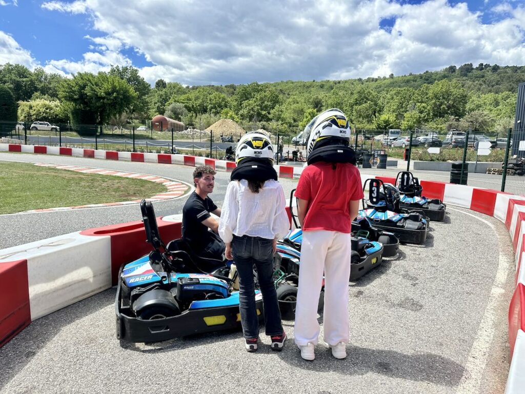 Au cœur de l’arrière-pays niçois, Fun Kart au Bar-sur-Loup propose trois circuits de karting en plein air adaptés aux enfants, débutants et pilotes confirmés. Sur huit hectares de nature, ce complexe proche de Nice, Cannes et Antibes conjugue vitesse, sensations et grand bol d’air frais (installation)