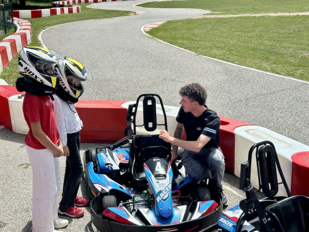 Au cœur de l’arrière-pays niçois, Fun Kart au Bar-sur-Loup propose trois circuits de karting en plein air adaptés aux enfants, débutants et pilotes confirmés. Sur huit hectares de nature, ce complexe proche de Nice, Cannes et Antibes conjugue vitesse, sensations et grand bol d’air frais (briefing)