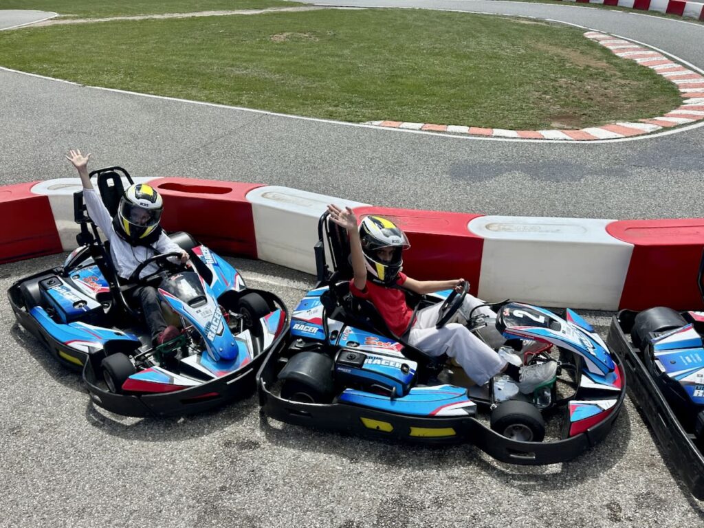 Au cœur de l’arrière-pays niçois, Fun Kart au Bar-sur-Loup propose trois circuits de karting en plein air adaptés aux enfants, débutants et pilotes confirmés. Sur huit hectares de nature, ce complexe proche de Nice, Cannes et Antibes conjugue vitesse, sensations et grand bol d’air frais (départ)