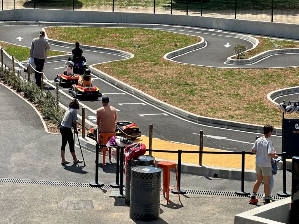 Au cœur de l’arrière-pays niçois, Fun Kart au Bar-sur-Loup propose trois circuits de karting en plein air adaptés aux enfants, débutants et pilotes confirmés. Sur huit hectares de nature, ce complexe proche de Nice, Cannes et Antibes conjugue vitesse, sensations et grand bol d’air frais (circuit enfant)