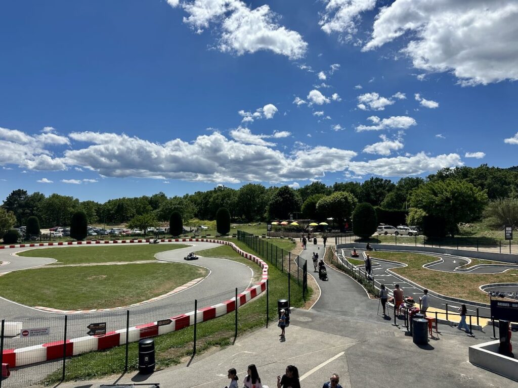 Au cœur de l’arrière-pays niçois, Fun Kart au Bar-sur-Loup propose trois circuits de karting en plein air adaptés aux enfants, débutants et pilotes confirmés. Sur huit hectares de nature, ce complexe proche de Nice, Cannes et Antibes conjugue vitesse, sensations et grand bol d’air frais (equipes)