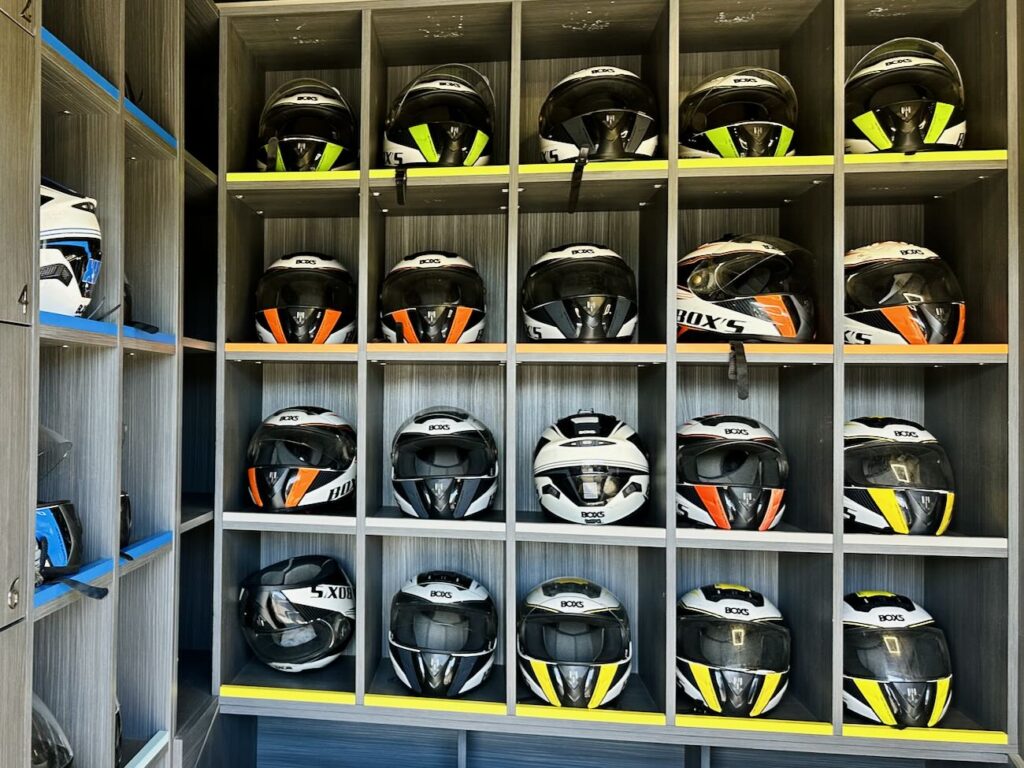 Au cœur de l’arrière-pays niçois, Fun Kart au Bar-sur-Loup propose trois circuits de karting en plein air adaptés aux enfants, débutants et pilotes confirmés. Sur huit hectares de nature, ce complexe proche de Nice, Cannes et Antibes conjugue vitesse, sensations et grand bol d’air frais (casque)