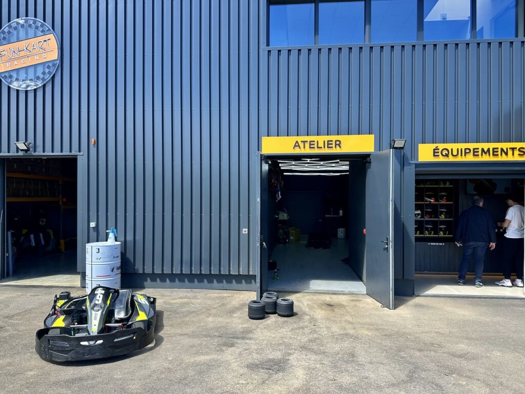 Au cœur de l’arrière-pays niçois, Fun Kart au Bar-sur-Loup propose trois circuits de karting en plein air adaptés aux enfants, débutants et pilotes confirmés. Sur huit hectares de nature, ce complexe proche de Nice, Cannes et Antibes conjugue vitesse, sensations et grand bol d’air frais (bâtiement acceuil)