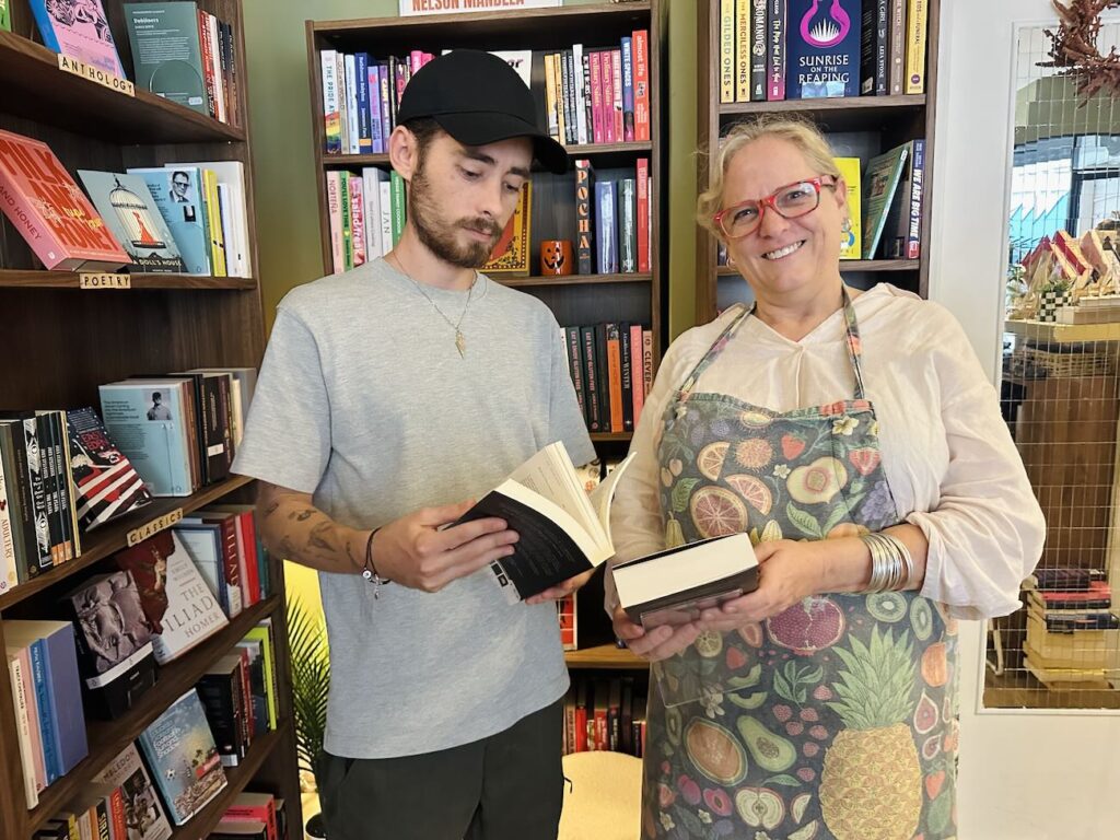 À Nice, Read the Room est une librairie anglophone et un coffee shop convivial proposant livres en anglais, carrot cake, clubs de lecture et rencontres culturelles (Scott et Andrea)