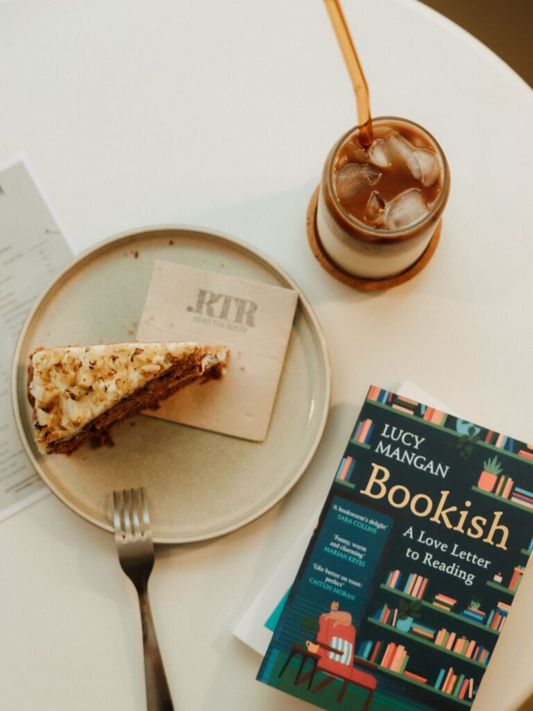 À Nice, Read the Room est une librairie anglophone et un coffee shop convivial proposant livres en anglais, carrot cake, clubs de lecture et rencontres culturelles (carrot cake)