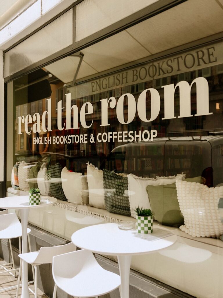 À Nice, Read the Room est une librairie anglophone et un coffee shop convivial proposant livres en anglais, carrot cake, clubs de lecture et rencontres culturelles (terrasse)