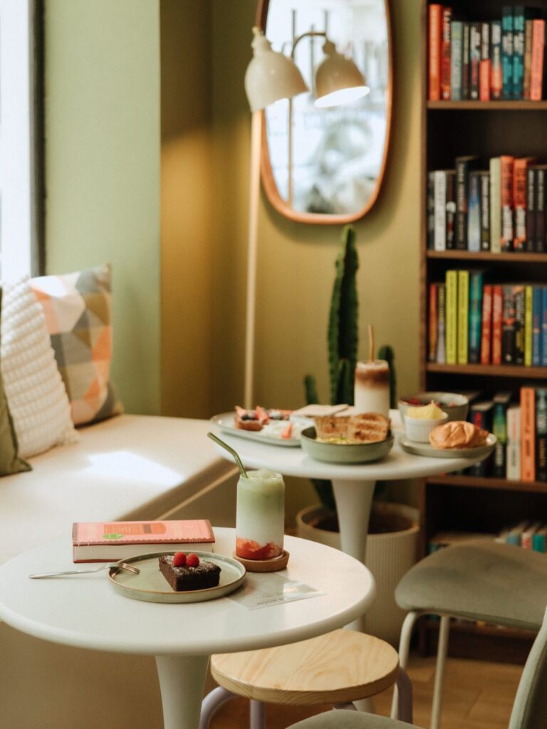 À Nice, Read the Room est une librairie anglophone et un coffee shop convivial proposant livres en anglais, carrot cake, clubs de lecture et rencontres culturelles (tea time)