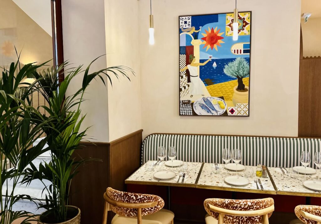 Sacha est le restaurant bistronomique et bar à cocktails de l'hôtel Posidonia à Nice. Il propose une cuisine méditerranéenne créative dans un décor habillé des fresques de l'artiste Franck Lebraly (Salle)