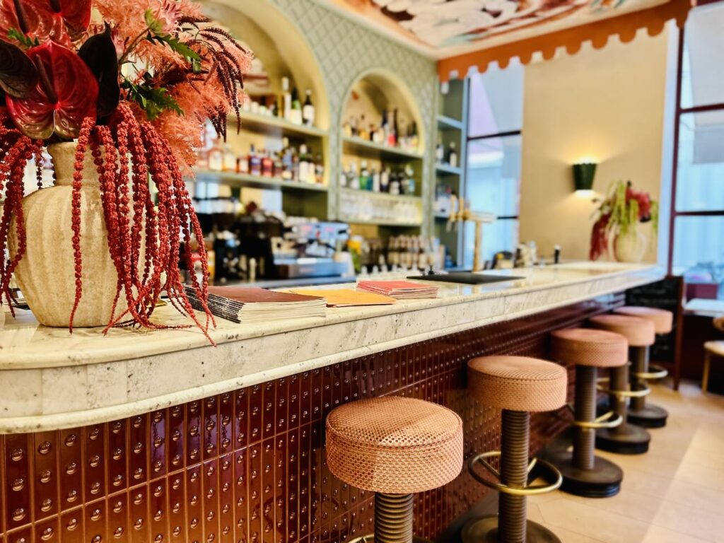 Sacha est le restaurant bistronomique et bar à cocktails de l'hôtel Posidonia à Nice. Il propose une cuisine méditerranéenne créative dans un décor habillé des fresques de l'artiste Franck Lebraly (bar)