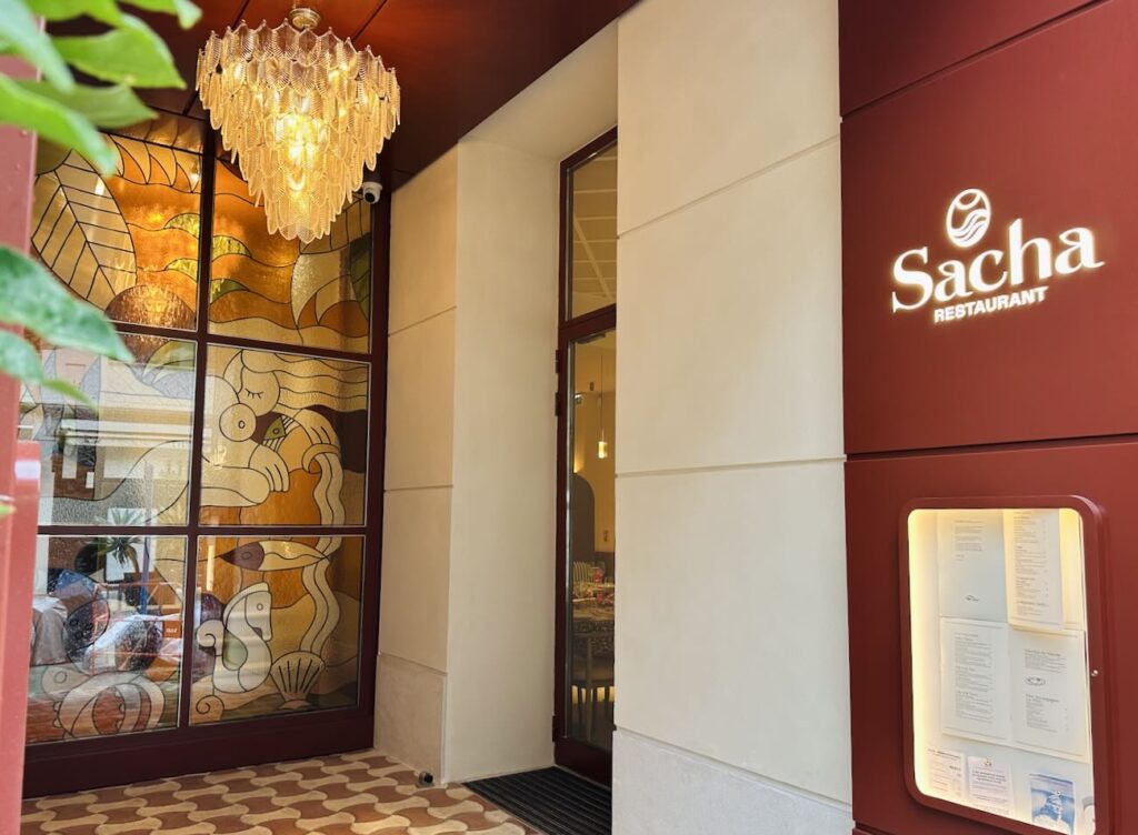 Sacha est le restaurant bistronomique et bar à cocktails de l'hôtel Posidonia à Nice. Il propose une cuisine méditerranéenne créative dans un décor habillé des fresques de l'artiste Franck Lebraly (entrée)
