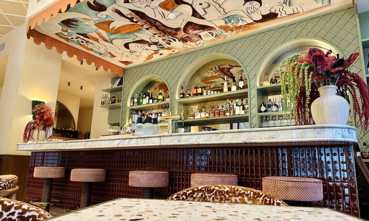Sacha est le restaurant bistronomique et bar à cocktails de l'hôtel Posidonia à Nice. Il propose une cuisine méditerranéenne créative dans un décor habillé des fresques de l'artiste Franck Lebraly (comptoir)