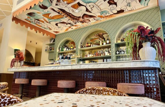 Sacha est le restaurant bistronomique et bar à cocktails de l'hôtel Posidonia à Nice. Il propose une cuisine méditerranéenne créative dans un décor habillé des fresques de l'artiste Franck Lebraly (comptoir)