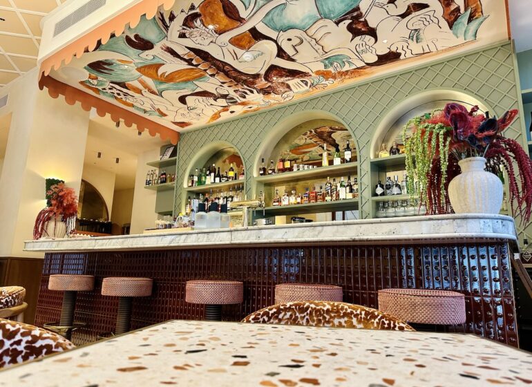 Sacha est le restaurant bistronomique et bar à cocktails de l'hôtel Posidonia à Nice. Il propose une cuisine méditerranéenne créative dans un décor habillé des fresques de l'artiste Franck Lebraly (comptoir)