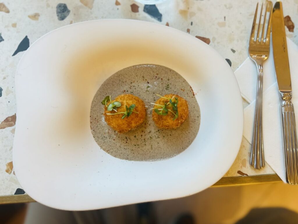 Sacha est le restaurant bistronomique et bar à cocktails de l'hôtel Posidonia à Nice. Il propose une cuisine méditerranéenne créative dans un décor habillé des fresques de l'artiste Franck Lebraly (croustillant chèvre)