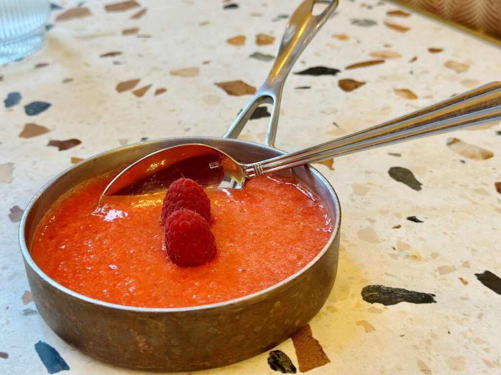 Sacha est le restaurant bistronomique et bar à cocktails de l'hôtel Posidonia à Nice. Il propose une cuisine méditerranéenne créative dans un décor habillé des fresques de l'artiste Franck Lebraly (panna cotta)