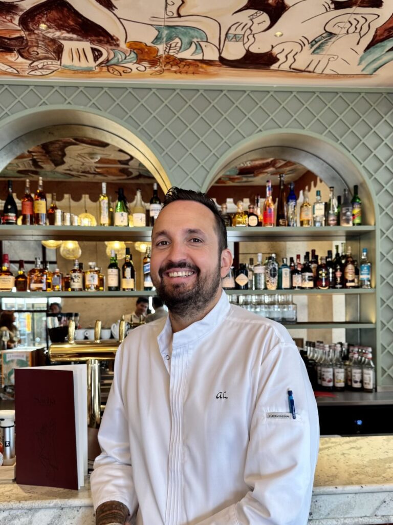 Sacha est le restaurant bistronomique et bar à cocktails de l'hôtel Posidonia à Nice. Il propose une cuisine méditerranéenne créative dans un décor habillé des fresques de l'artiste Franck Lebraly (Antoine Losfeld)