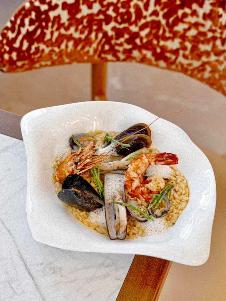 Sacha est le restaurant bistronomique et bar à cocktails de l'hôtel Posidonia à Nice. Il propose une cuisine méditerranéenne créative dans un décor habillé des fresques de l'artiste Franck Lebraly (gambas))